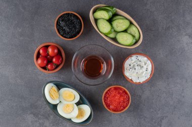 Kaynamış yumurta ve taş masaya baharatlar. 