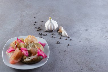 Beyaz tabak ve çeşitli sebze turşusu. Yüksek kalite fotoğraf