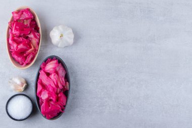 Taş masada iki kase doğranmış lahana turşusu. Yüksek kalite fotoğraf