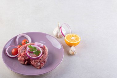 Tabakta pişmiş et ve taş masaya konmuş kızarmış sebzeler. Yüksek kalite fotoğraf