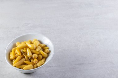 Taş masaya yerleştirilmiş lezzetli marine edilmiş salamura biber. 