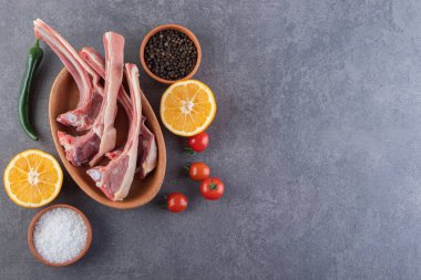 Taze sebzeli pişirilmemiş et ve taş masaya tuz. Yüksek kalite fotoğraf