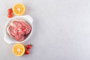 Dilimlenmemiş limon ve kırmızı kiraz domatesli et. Yüksek kalite fotoğraf