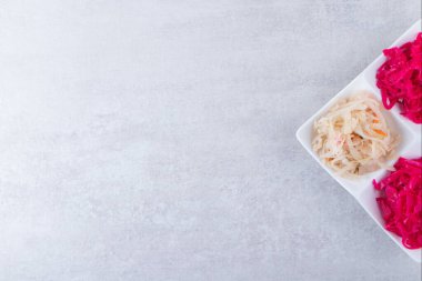 Taş masada beyaz lahana turşusu çeşitleri var. Yüksek kalite fotoğraf