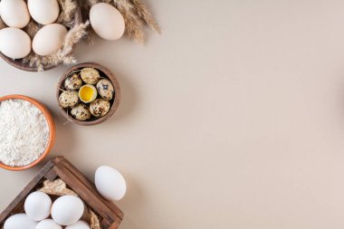 Taze çiğ tavuk yumurtaları bej masaya yerleştirildi. Yüksek kalite fotoğraf