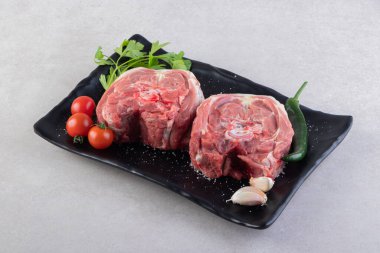 Biber ve sarımsaklı taze çiğ et parçaları. 