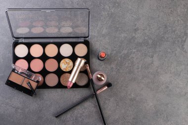 Göz farı kozmetik fırça ve taş üzerinde ruj.. 