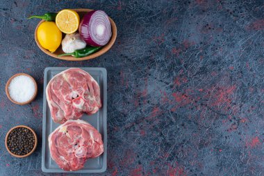 Tahta üzerinde çiğ biftek ve taze sebzeler. Yüksek kalite fotoğraf