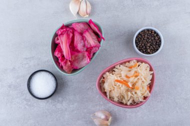 Taş masada iki kase lahana turşusu çeşidi. Yüksek kalite fotoğraf