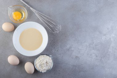 Taze beyaz tavuk yumurtaları taştan bir arka plana yerleştirilmiş. Yüksek kalite fotoğraf