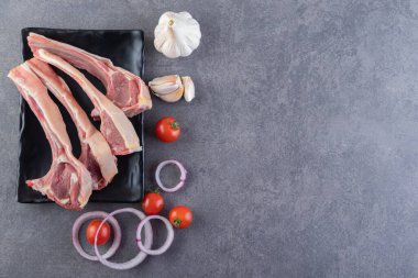 Kırmızı kiraz domatesli taze ve çiğ et. 