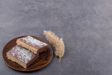 Taş zemine yerleştirilmiş bir tabak çikolata. Yüksek kalite fotoğraf