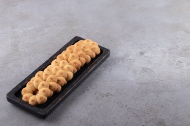 Taş masaya yerleştirilmiş çiçek şeklinde kurabiyeler. Yüksek kalite fotoğraf