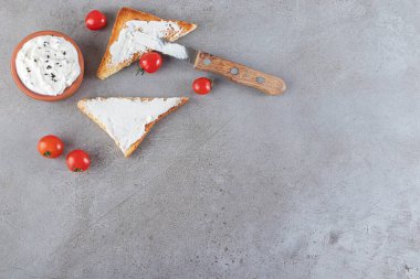 Kızarmış ekmek, kırmızı vişneli domates ve kaynamış yumurta. 