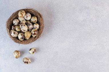 Taş bir masanın üzerine taze çiğ bıldırcın yumurtası. Yüksek kalite fotoğraf