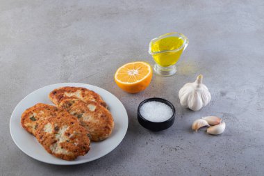 Taş masaya sarımsak ve tuz konmuş lezzetli tavuk pirzolaları. Yüksek kalite fotoğraf