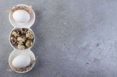 Taş zemine çiğ bıldırcın yumurtası yerleştirilmiş. Yüksek kalite fotoğraf