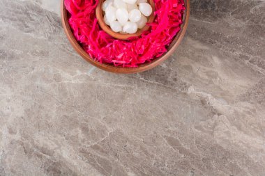 Taş zemine sarımsak karanfilli kırmızı lahana turşusu. Yüksek kalite fotoğraf