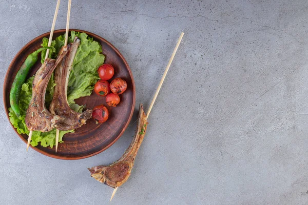 Leckeres Fleisch Mit Salat Und Gebratenen Roten Kirschtomaten — Stockfoto