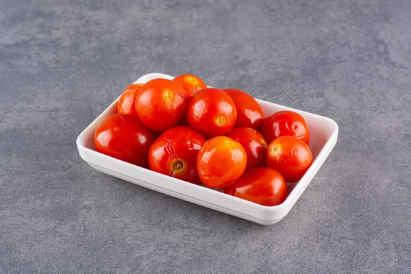 Cuenco Blanco Tomates Escabeche Colocados Sobre Fondo Piedra Foto Alta — Foto de Stock