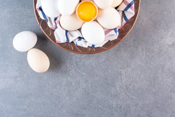 Taze Çiğ Tavuk Yumurtaları Bej Masaya Yerleştirildi Yüksek Kalite Fotoğraf — Stok fotoğraf
