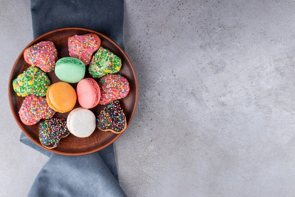 Plate Colorful Cookies Macaroons Sprinkles Table High Quality Photo — Stock Photo, Image