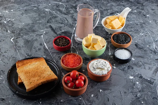 Haşlanmış sosisli sahanda yumurta ve mermer arka planda dilimlenmiş salatalık.