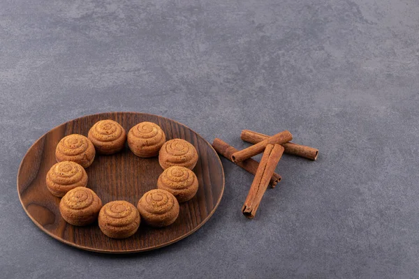 Cookie Uri Rotunde Dulci Farfurie Plasate Masă Piatră Fotografie Înaltă — Fotografie, imagine de stoc