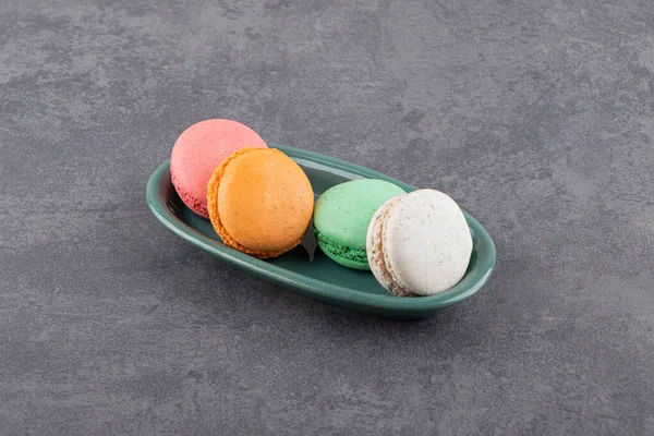 Coloridos Macarons Postre Colocado Una Mesa Piedra Foto Alta Calidad — Foto de Stock