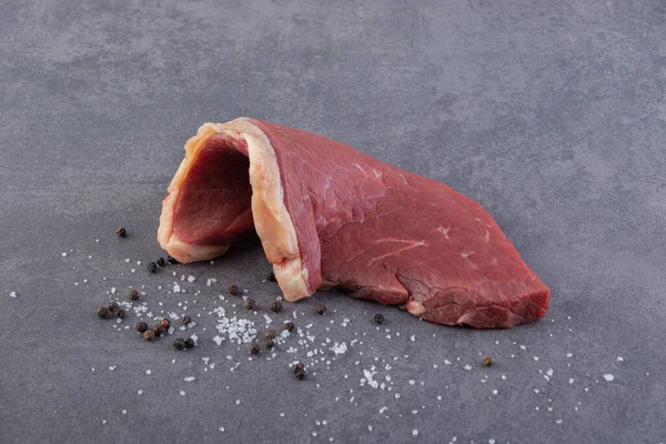 Carne Fresca Cruda Con Sal Pimienta Colocada Sobre Una Mesa —  Fotos de Stock