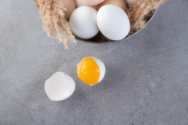 Rauwe Witte Kippeneieren Een Stenen Ondergrond Hoge Kwaliteit Foto — Stockfoto