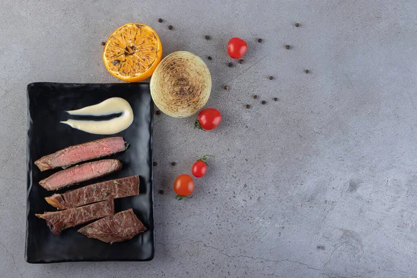Assiette Noire Steak Juteux Tranché Sur Table Marbre Photo Haute — Photo