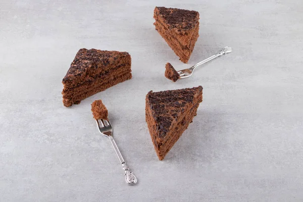 Gâteau Chocolat Tranché Avec Fourchettes Placées Sur Une Table Pierre — Photo