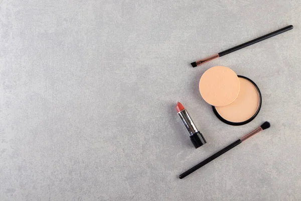 Poudre Maquillage Plastique Rond Noir Avec Rouge Lèvres Pinceaux Photo — Photo