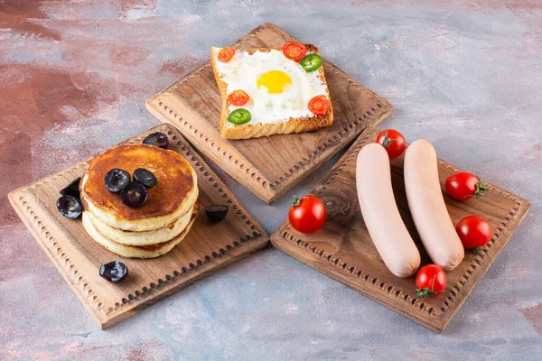 Köstlicher Toast Mit Eiern Und Frischem Gemüse Auf Dem Steintisch — Stockfoto