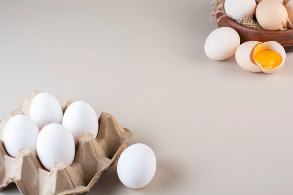 Hele Gebroken Verse Rauwe Eieren Beige Tafel Gelegd Hoge Kwaliteit — Stockfoto