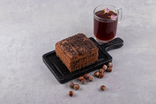 Pièce Gâteau Chocolat Avec Des Noisettes Saines Une Tasse Thé — Photo