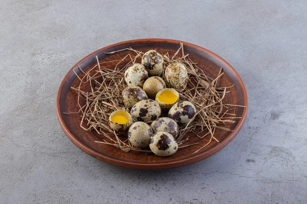 Taş Masaya Konmuş Bir Tabakta Bütün Kırılmış Bıldırcın Yumurtaları Yüksek — Stok fotoğraf