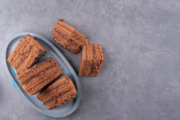 Gâteau Chocolat Tranché Sur Plateau Gris Placé Sur Une Table — Photo