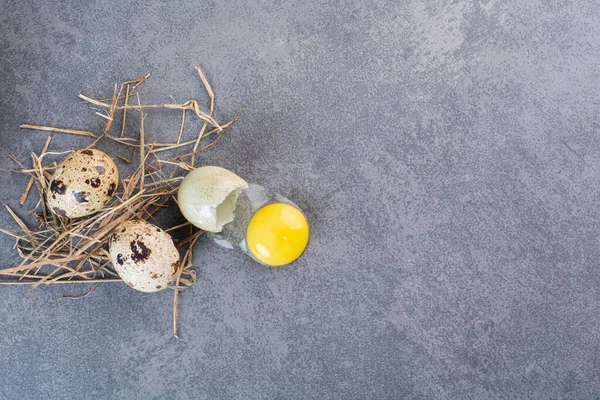 Verse Rauwe Kwarteleitjes Geplaatst Een Stenen Tafel Hoge Kwaliteit Foto — Stockfoto