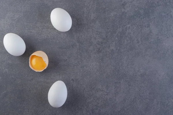 Witte Rauwe Eieren Gebarsten Geplaatst Stenen Achtergrond Hoge Kwaliteit Foto — Stockfoto