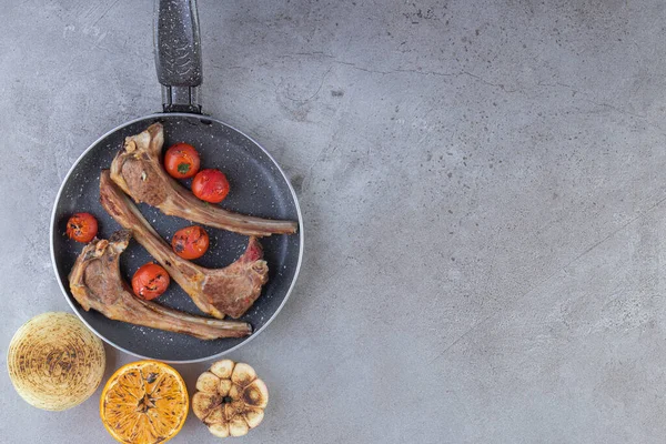 Leckeres Fleisch Mit Gebratenem Gemüse Auf Schwarzer Pfanne Hochwertiges Foto — Stockfoto