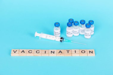 COVID-19 Coronavirus sars-cov-2 konseptine karşı aşı. Sancak kopyalama alanı. İğne için aşı şişeleri, şırınga