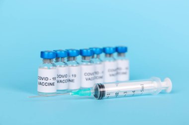 COVID-19 Coronavirus sars-cov-2 konseptine karşı aşı. Uzayı kopyala İğne için aşı şişeleri, şırınga