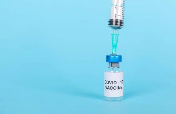 Vacunación contra el concepto COVID-19 Coronavirus sars-cov-2. Copiar espacio. Frascos de vacunas inyectables, jeringa — Foto de Stock
