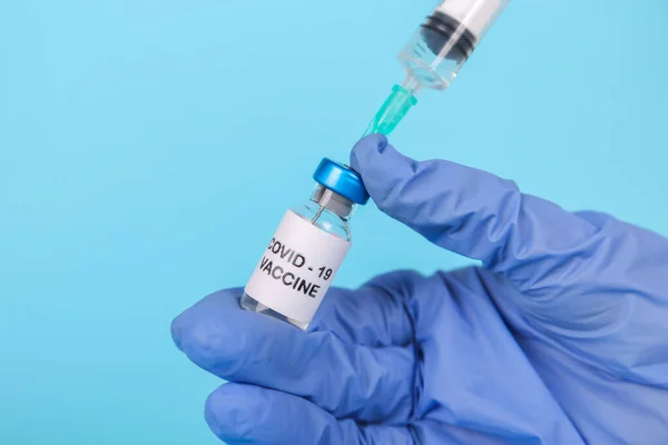 Banner. El médico usa guantes que sostienen la jeringa con pruebas de vacunas y se prepara para la inyección. COVID-19 inmunización. — Foto de Stock