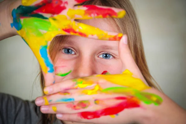Beyaz arka planda elinde fırça ve palet olan mutlu bir çocuk sanatçı. Resim eğitimi konsepti, sanat okulu — Stok fotoğraf