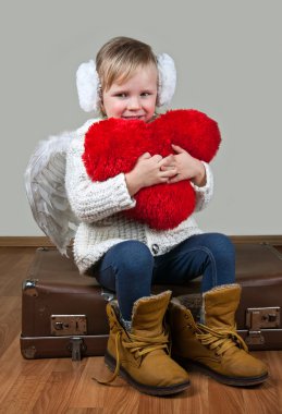 Meleklerin kanatları ve kalp ile küçük kız