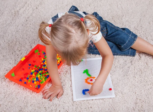 Küçük kız çocuk eğitim mozaik pimleri oyuncakla oynamak — Stok fotoğraf
