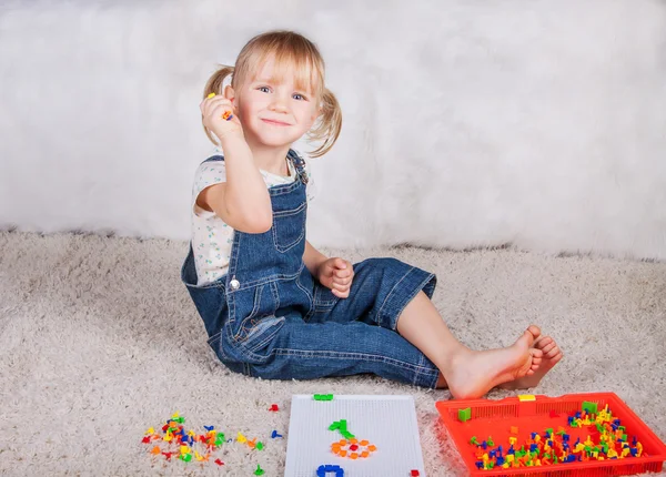 Kis lány gyerek játszik az oktatás mozaik csapok játék — Stock Fotó